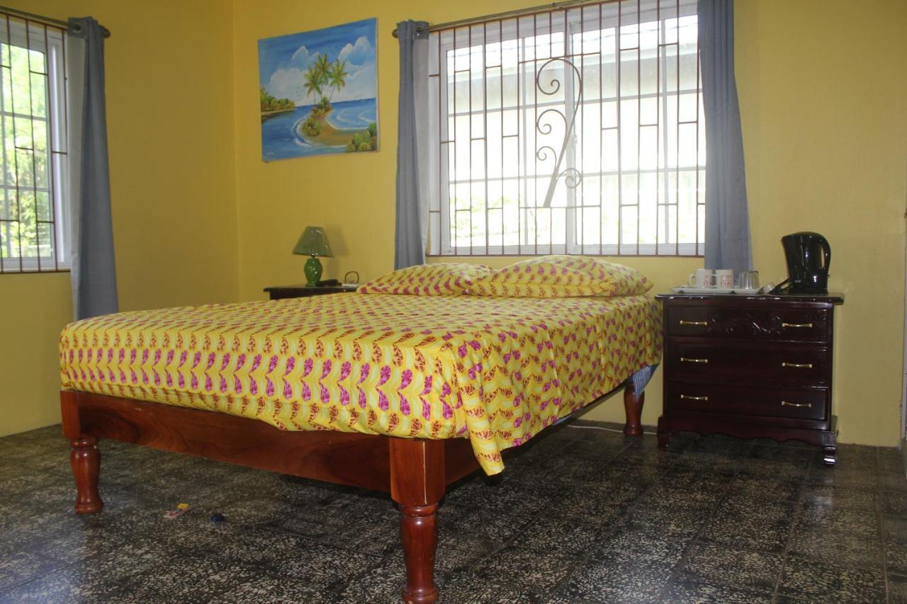 Ritashomeawayfromhome Ocho Rios Kültér fotó