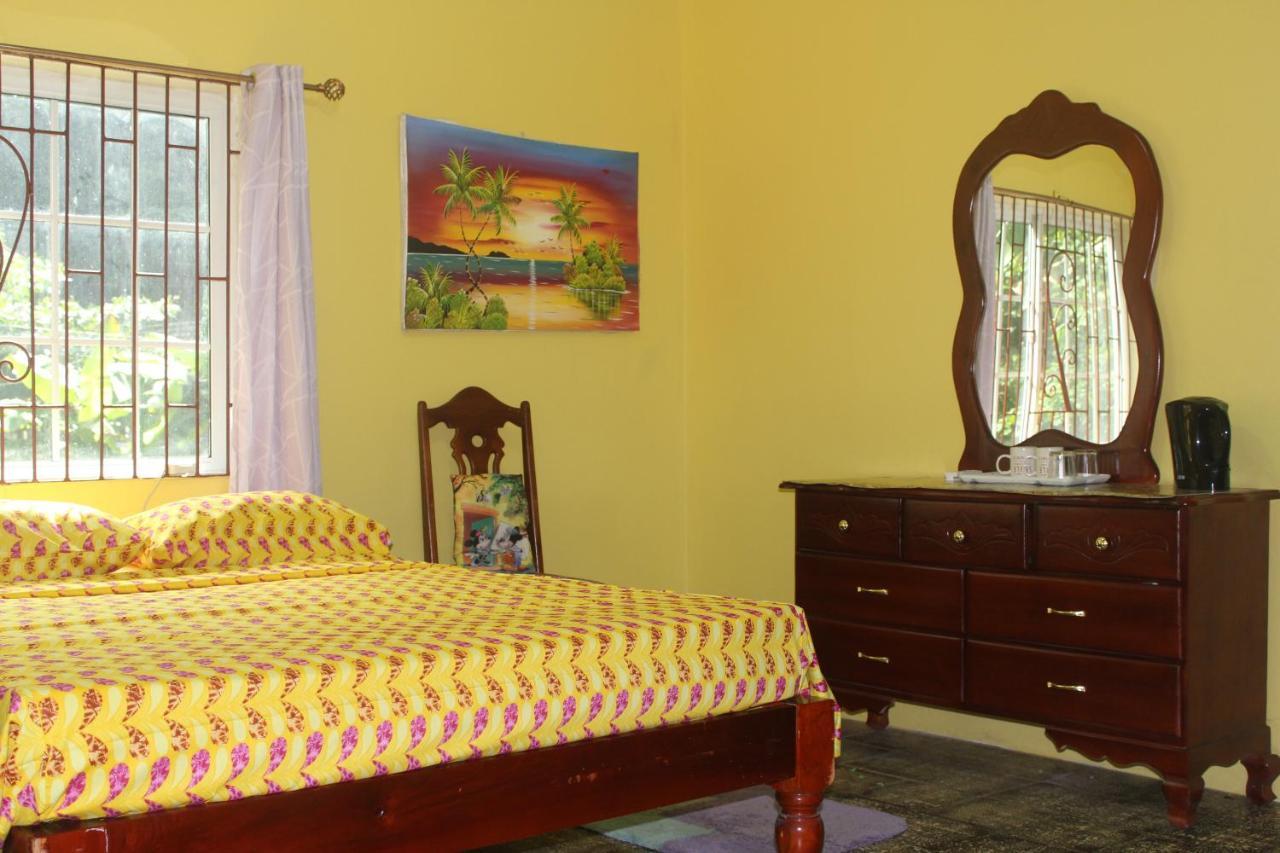 Ritashomeawayfromhome Ocho Rios Kültér fotó