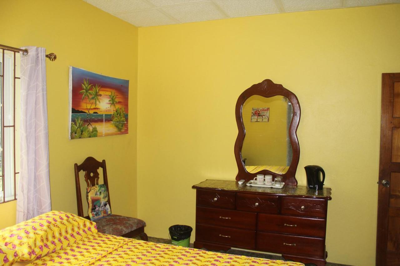 Ritashomeawayfromhome Ocho Rios Kültér fotó