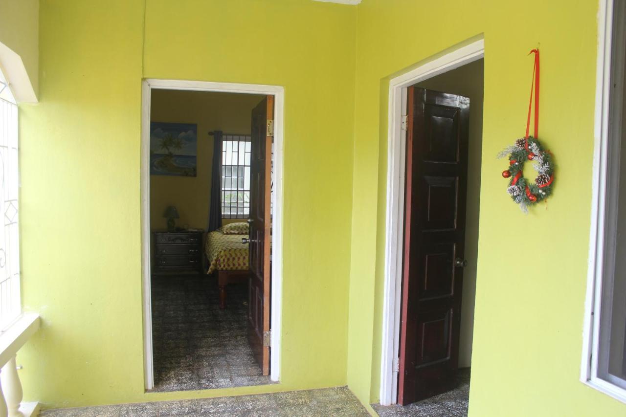 Ritashomeawayfromhome Ocho Rios Kültér fotó